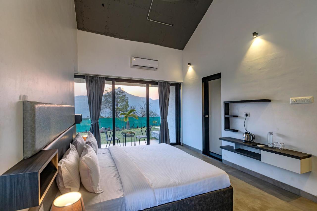 Saffronstays Stargazer, Karjat - Luxury Pool Villa With Lake View Exterior foto